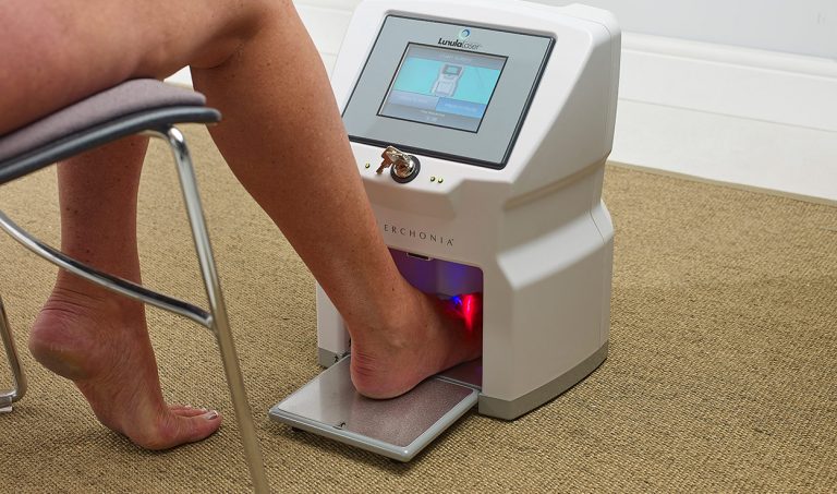Lunula laser device delivering non-thermal light therapy to a toenail with fungal infection
